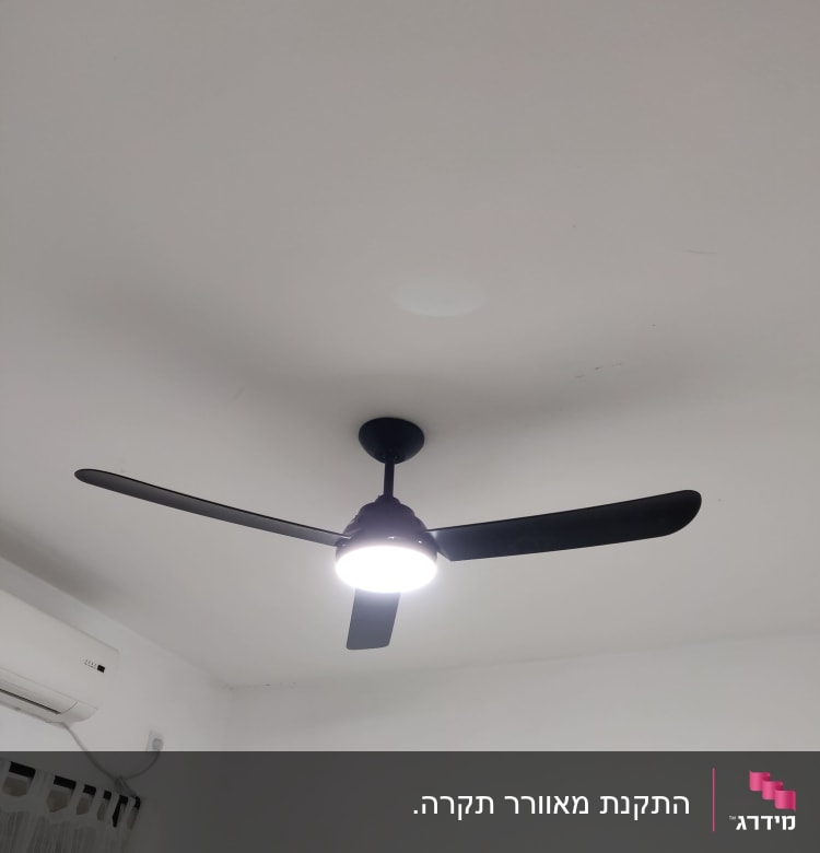 מאוורר תקרה עם תאורה דולקת